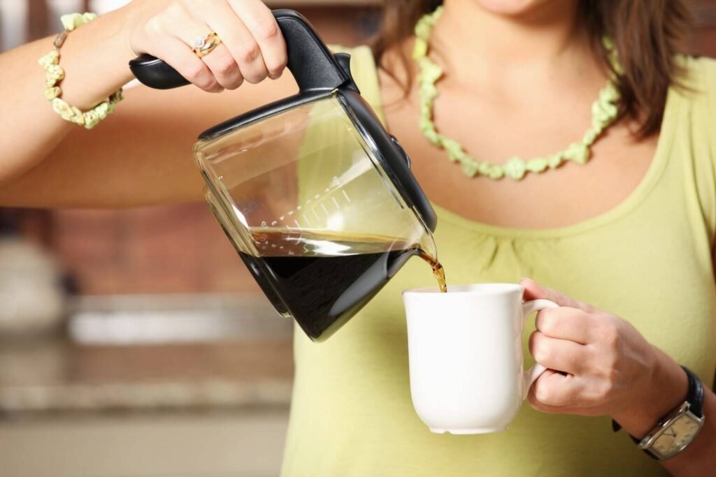 Cafeteira Philco Expresso & Cápsulas 20 Bar em bancada moderna com xícara de café expresso cremoso e cápsulas ao lado