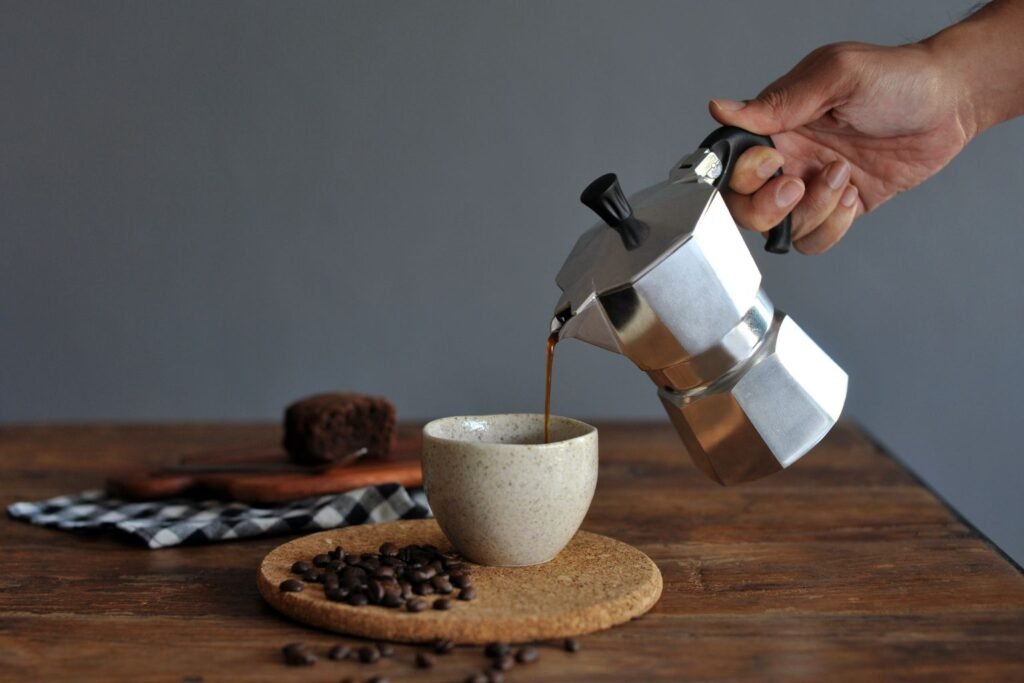 A clássica Bialetti Nuova Moka Express continua sendo referência em 2025.