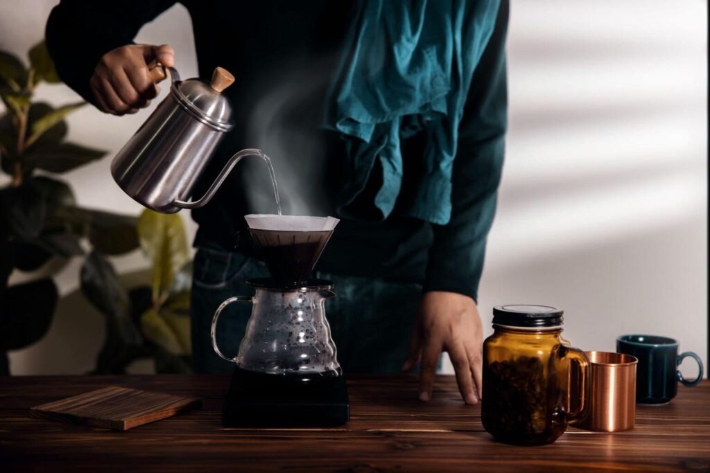 Kit café para iniciantes com moedor manual, prensa francesa e cafés especiais organizados sobre bancada
