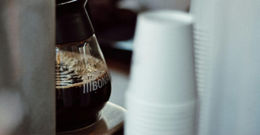 Mesa de café da manhã brasileira com cafeteira Philco